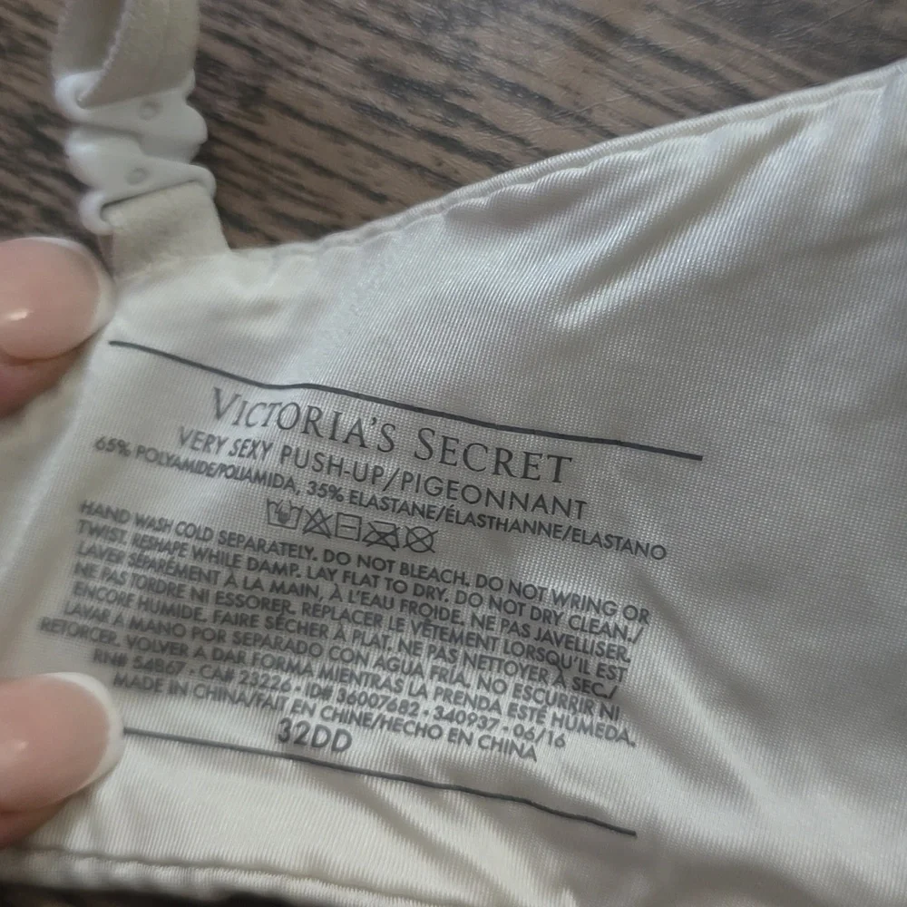 VICTORIA"S‎ SECRET Very Sexy Pushup 32DD Cream Bra - Picture 3 of 3